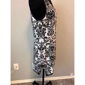 Nina Leonard Elegant Navy and White Damask Print Sleeveless sweater medium NWOT‎